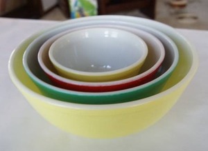 lot 249 image: Pyrex serving bowl set