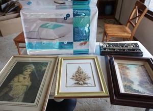 lot 274 image: Home decor lot, pillow NIB