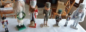 lot 275 image: Christmas decor...