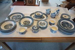 lot 312 image: Vintage Currier & Ives Blue Dinnerware Set