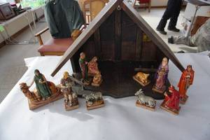 lot 313 image: Vintage Nativity set with Wooden Crche, Hand painted Figurines, Unknown Artist and thinking this is a rare setas is