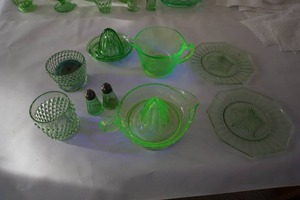 lot 314 image: 9 Pieces Green Depression Collectible Glassware includes 7 Uranium