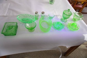lot 315 image: 13 Pieces(wlids) Green Depression Glasswareall light up as Uranium