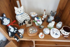 lot 327 image: For the Cat LoversLarge Lot of Feline Figurines Etc.