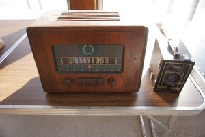 lot 333 image: Vintage camera and radio