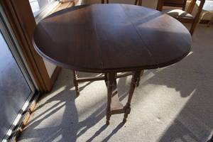 lot 347 image: Antique drop leaf gate-leg table