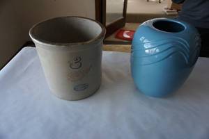 lot 354 image: 3 gallon Large Wing Redwing crock, tall blue ceramic vase