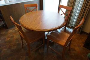 lot 345 image: 42 inch round table and chairs includes one leaf