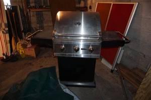 lot 370 image: M Professional gas grill