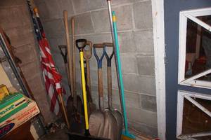 lot 383 image: Shovels etc.