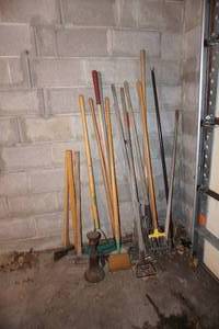 lot 385 image: Gardening tools, rakes etc.