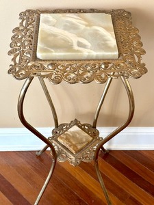 lot 9 image: Antique Victorian Two Tiered Stand