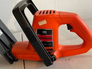 lot 67 image: Craftsman Bushwacker 18 Inch Electric Hedge Trimmer Model 315.81571