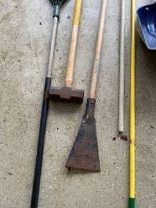 lot 78 image: Long Handled Tool Lot