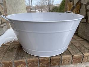 lot 92 image: White Metal Beverage Tub