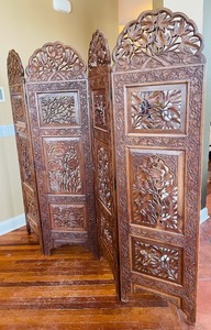 lot 15 image: Intricately Carved Decorative Wood Room Divider