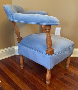 lot 140 image: Charming Vintage Corner Chair