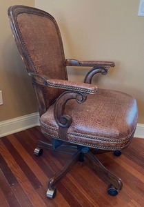 lot 35 image: Classy Office Chair on Casters