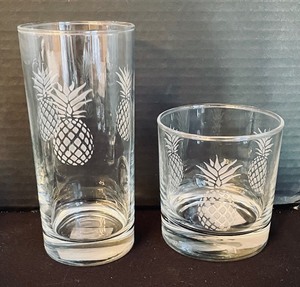 lot 162 image: Festive Etched Pineapple Themes Glassware