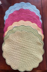 lot 168 image: 8 Pastel Williams-Sonoma Placemats