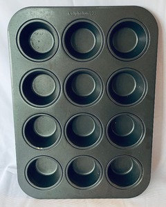 lot 172 image: Bountiful Bakeware