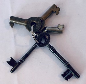 lot 184 image: Variety of Vintage Keys