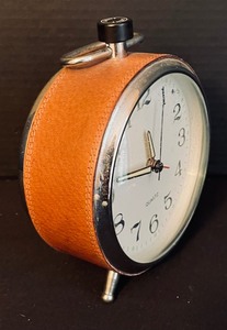 lot 211 image: Leather Sided Quartz Clock
