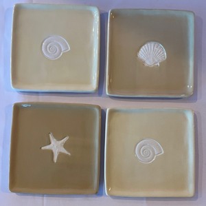 lot 219 image: 7 Tommy Bahama Appetizer Plates with a Decorative Metal Crab
