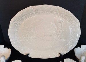 lot 222 image: Oggi Turkey Platter and Target Turkey Bowls