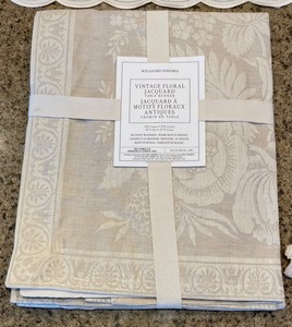 lot 227 image: Lovely Linens