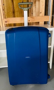 lot 239 image: Samsonite Rolling Suitcase