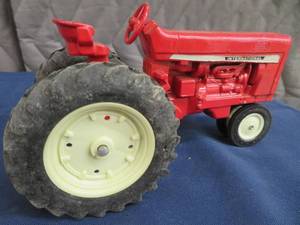 COLLECTABLE ERTL INTERNATIONAL TRACTOR.
