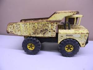 lot 17 image: Vintage Mighty Tonka Dump Truck and Tonka Crane Clam Shovel Bucket Crawler set -  Great Collectible - See Pictures