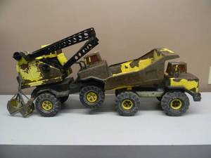 lot 18 image: Vintage Mighty Tonka Dump Truck and Tonka Crane Clam Shovel Bucket Crawler set -  Great Collectible - See Pictures