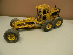 lot 22 image: Vintage Mighty Tonka Front Bucket Loader and Tonka Road Grader set -  Great Collectible - See Pictures