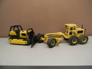 lot 25 image: Vintage Tonka Road Grader and Vintage Tonka Bulldozer set -  Great Collectible - See Pictures
