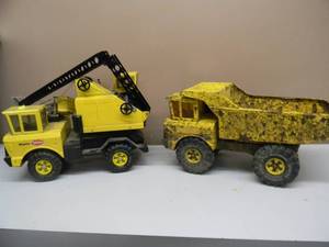 lot 27 image: Vintage Tonka Dump Truck and Vintage Tonka Truck with Crane set - Great Collectible - See Pictures