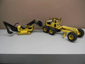 lot 32 image: Vintage Tonka Backhoe and Vintage Tonka Road Grader set - Great Collectible - See Pictures