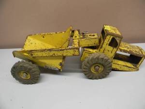 lot 53 image: Vintage - Tonka Tractor and Trailer set - Great Collectible - See Pictures