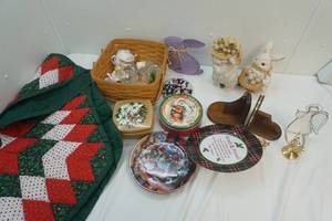 lot 5 image: holiday decor (2 boxes)