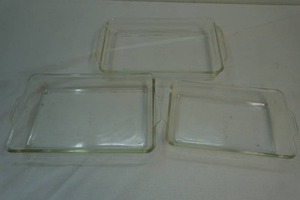 lot 85 image: Pyrex cake pans