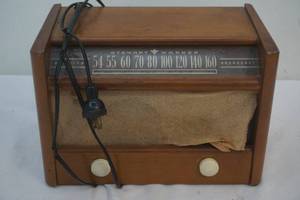 lot 113 image: Stewart warner vintage radio