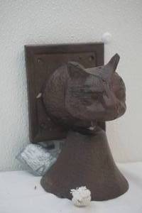 lot 134 image: cast iron cat door bell