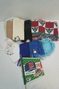 lot 261 image: Minnesota twins pendant, towels