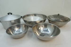 lot 271 image: set of mixing bowls