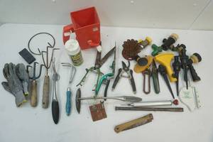 lot 272 image: garden tools