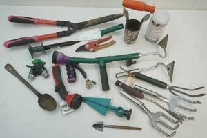 lot 282 image: yard hand tools