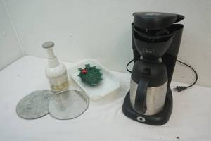 lot 287 image: pampered chef chopper, Melita coffee maker, Pyrex dish