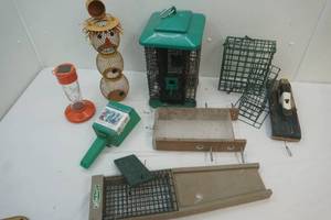 lot 289 image: bird feeders