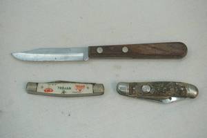 lot 358 image: folding pocket knives